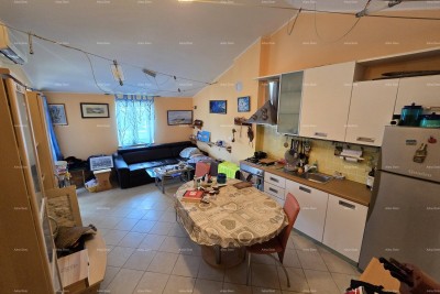 Stan u Banjolama – mirno okruženje, blizu obale, s verandom i modernim sadržajima