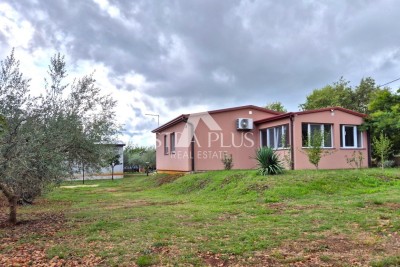 Esclusiva! Una splendida proprietà vicino a Parenzo: un'oasi di pace e natura a due passi dalla città.