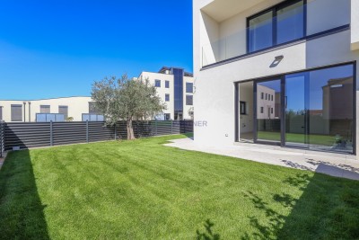 Moderne Reihenhaus in der Nähe des Meeres und der Stadt Poreč.