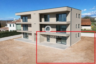 Geräumige Wohnung mit überdachter Terrasse und großem Garten – Nähe Poreč - in Gebäude