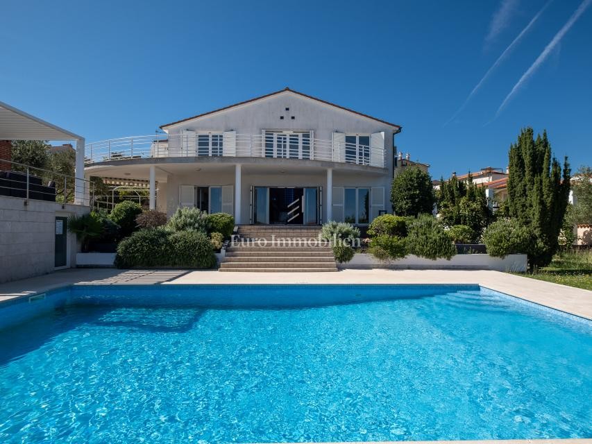 Möblierte Villa mit Pool und großzügigem Garten