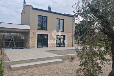 Samostojeća kuća s bazenom u okolici Novigrada