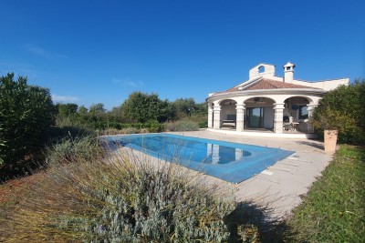 Prodaja, prizemnica sa  tri spavaće sobe i bazenom u okolici Poreča