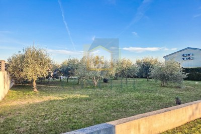 Poreč, okolica, Građevinsko zemljište na odličnoj lokaciji, 11 km od mora