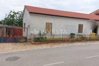 Poreč, Pritlična Vrstna Hiša z Prostornim Dvoriščem