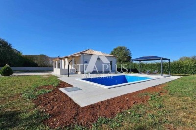 Istrien, Poreč Umgebung – Einfamilienhaus mit Pool in ruhiger Lage