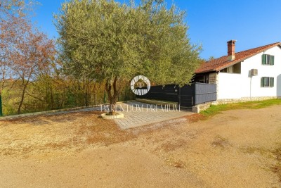 Ugodna dvojna kuća s vlastitim vrtom i privatnošću na rubu mjesta