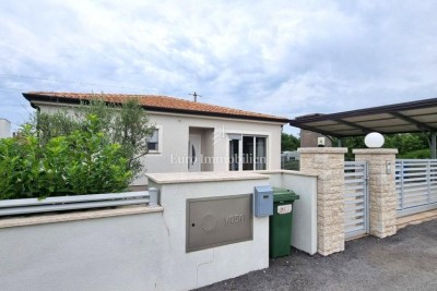 Poreč - enodružinska hiša z bazenom, 2 km od morja