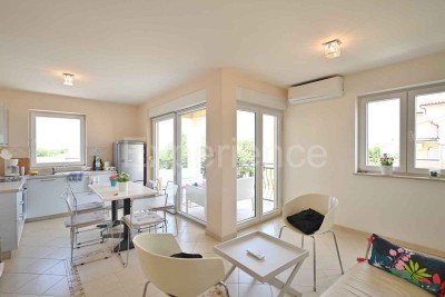 Poreč - 1.000 m od plaže, četverosoban stan sa POGLEDOM NA MORE i garažom!