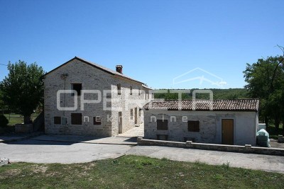 Buje, Kaštel - imanje 1909 m2 s ugostiteljskom namjenom i smještajem