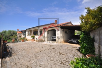 Eingeschossiges Haus mit 2 Schlafzimmern, Swimmingpool und Garage in ruhiger Lage nahe Poreč
