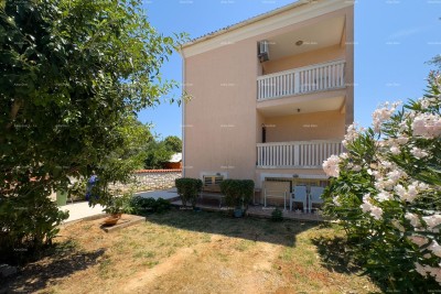 Vendiamo una casa con appartamenti in una posizione tranquilla a Medulin!