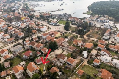 Eksluzivno! Građevinsko zemljište s pravomoćnom građevinskom dozvolom – 6 stanova, 300 m od mora, Medulin!