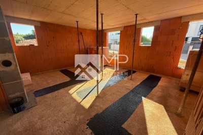 Pula – Šikići | 2SS+DB | Vrt 100 m² | 2 Parkirna mjesta | Novogradnja