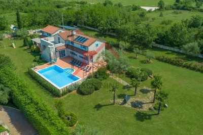 Prostorna vila s tremi apartmaji, bazenom in čudovitim vrtom