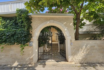 Ližnjan center, house with three apartments, a tavern and a garage - AFFORDABLE!