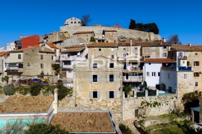MOTOVUN - LIJEPA KAMENA KUĆA NA PRODAJU - FANTASTIČAN POGLED!