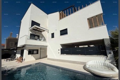 Appartamento modernamente arredato con piscina privata, giardino e posto auto, Pula!