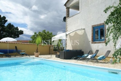 Družinska hiša z bazenom v okolici Poreča, 8 km do morja!!