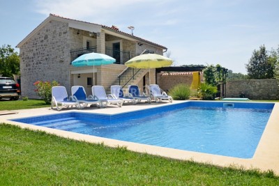 Ein wunderschönes Steinhaus mit Swimmingpool und angelegtem Garten – 4 km von Poreč und dem Meer entfernt