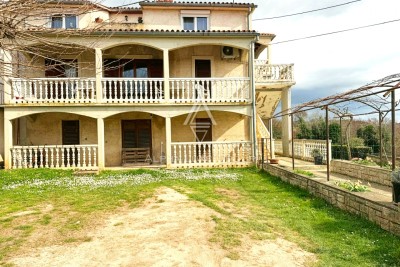 Istrien, Porec: Haus mit 3 wohnungen und grundstück