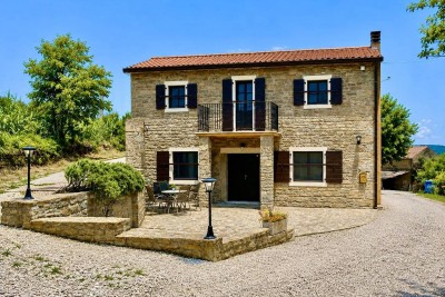 GROŽNJAN, OKOLICA, SAMOSTOJEĆA KUĆA OKRUŽENA PRIRODOM!