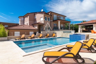 Pula: Straordinaria tenuta con ricche dotazioni