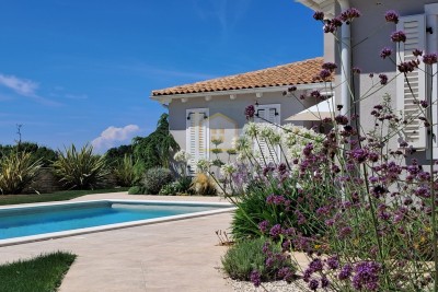 Exklusiv! Freistehende Villa, die Qualität, Funktionalität und Lage mit unverbautem Meerblick vereint.