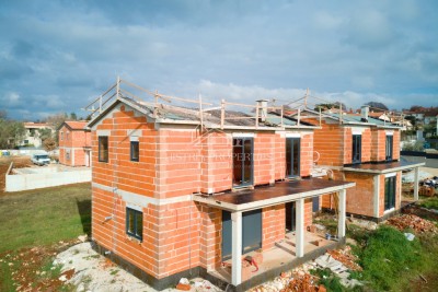 Una casa bifamiliare con piscina vicino alla spiaggia ai margini di un grazioso villaggio