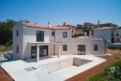 Entspannende Lage und hochwertige Villa mit Pool und rustikalen Details