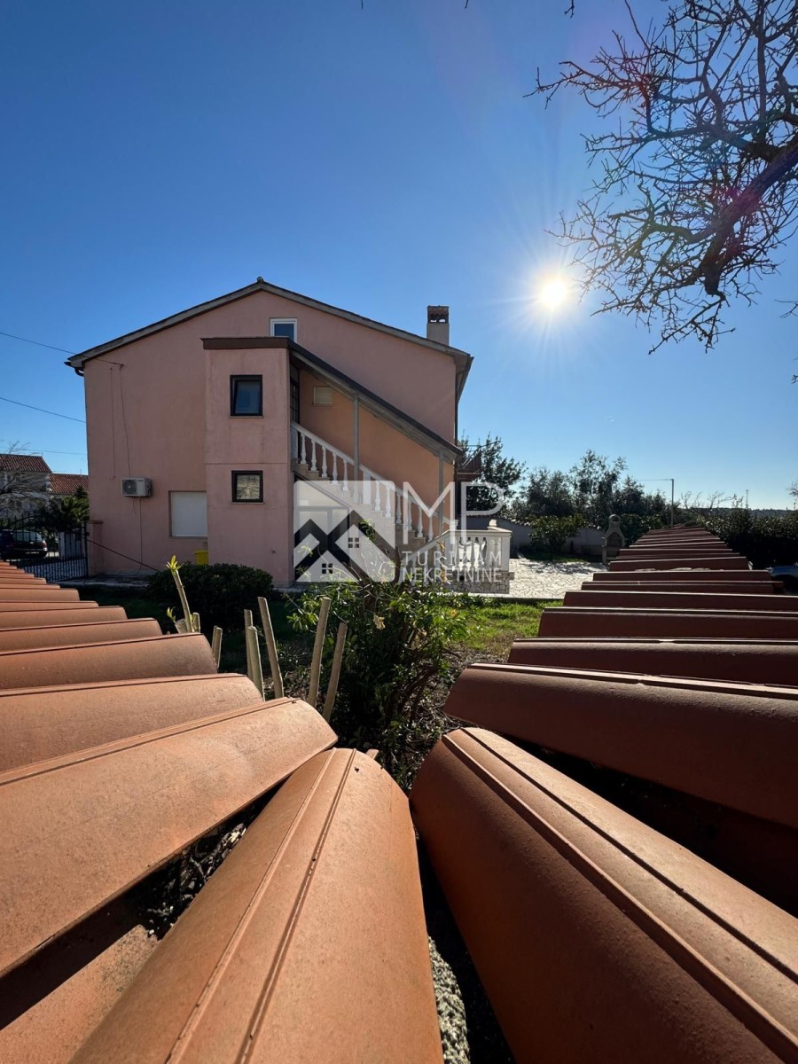 Ližnjan, Haus mit drei Wohnungen, Meerblick
