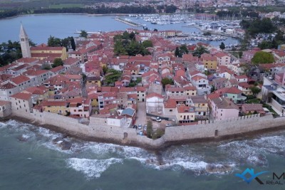 Autentična starogradska kuća s vrtom – rijetkost u centru Novigrada (projekt)